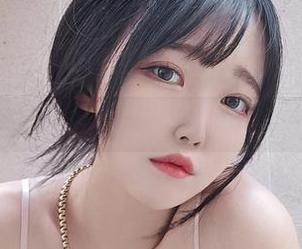 网盘新鲜感：Aram(아람)的泳池边游泳姿态