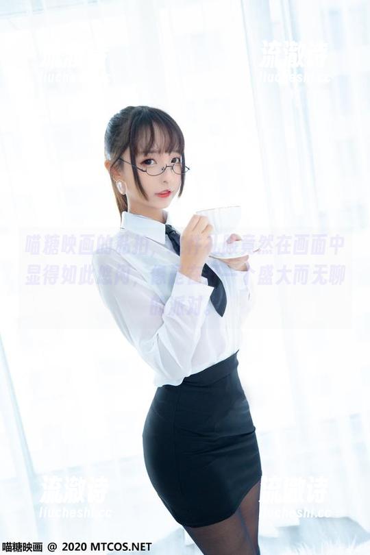 喵糖映画的私拍，这件礼服竟然在画面中显得如此悠闲，像是在开一个盛大而无聊的派对。-流澈诗