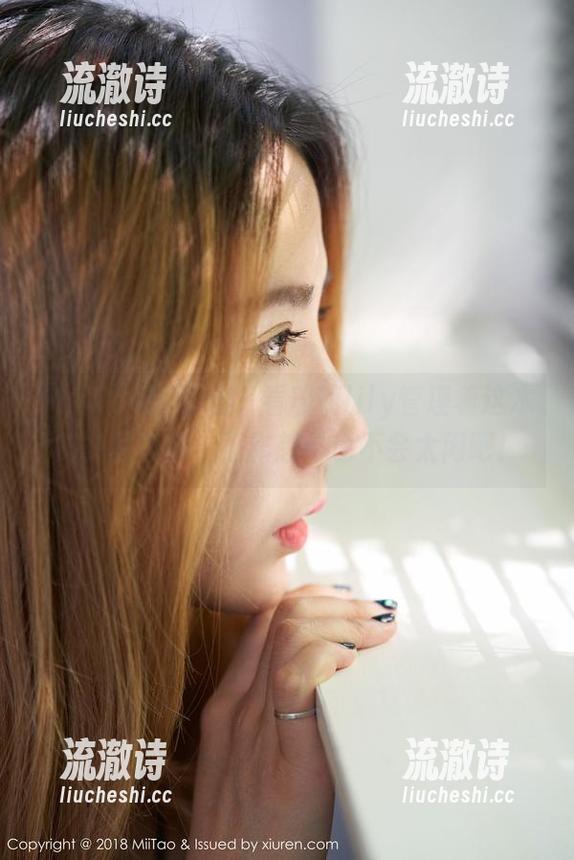 MiiTao蜜桃社 - 看琉璃lily管理着这本秘书写真集，工作想必也不会太闲吧！-流澈诗