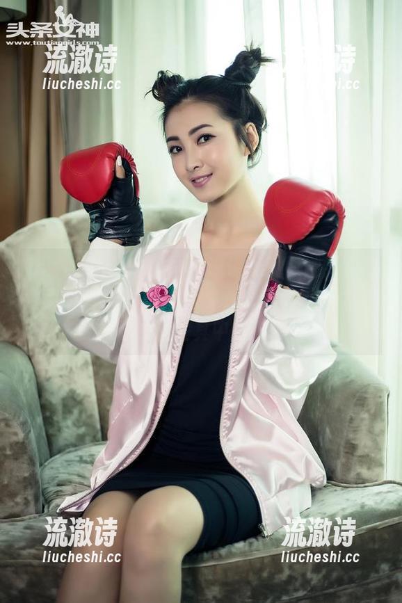TouTiao头条女神 - 谁说泳池只能拍美照？看张译丹的原图合集，让你明白什么叫乐在其中！-流澈诗