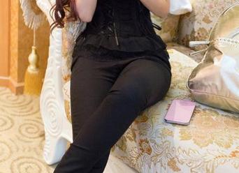 TuiGirl - 谁说修女一定要严肃？王依萌高清原图中的搞怪风，萌得实在不敢相信。