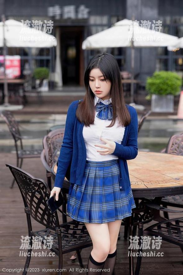Xiuren秀人网 - 芭比KIKI的美图一升再升：这礼服，竟然不小心成了我家沙发的花样变身！-流澈诗