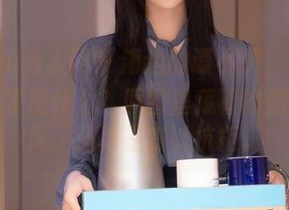 Xiuren秀人网 - 海边的谭小灵，透过照片你能发现什么？原图里藏着的慵懒和微风，还真是难以抗拒。