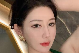 微密圈 - 能不能不说太多？不爱笑的赛琳和蓝色比基尼在图库里的默契越来越深。