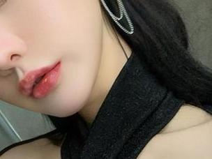 微密圈 - 不爱笑的赛琳的大胆之举，高清套图居然把私人浪漫推上了公众舞台！