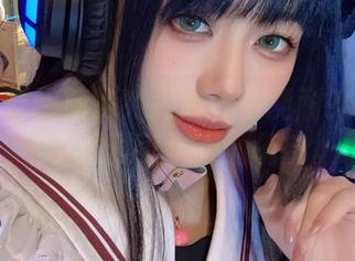 九言的蕾姆旗袍究竟是什么能耐？原图展示了她不可抗拒的俏皮。