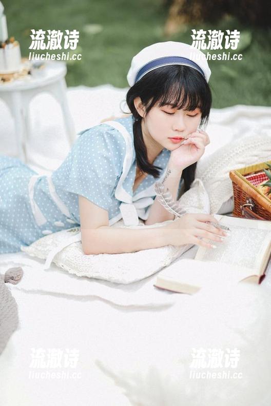 依依超级懒的户外写真合集：如果树会说话，它们也会约她喝咖啡！-流澈诗