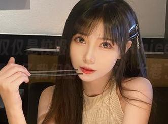 看的不仅仅是校服，大肉丸Amiee用这些图片提升了我们的想象力，太卷了吧。