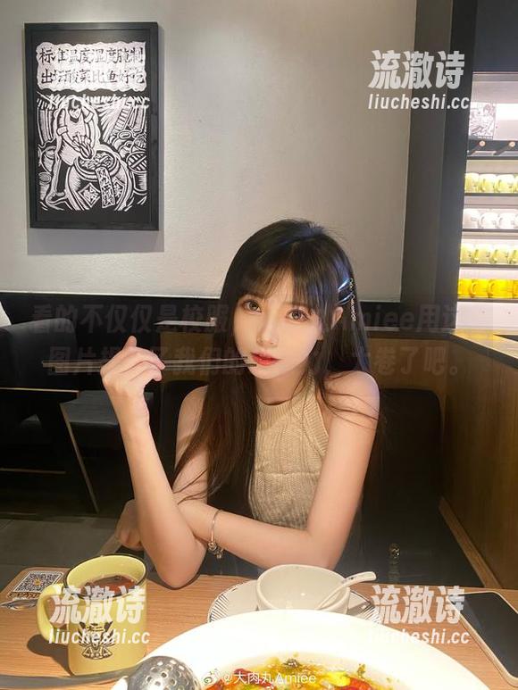 看的不仅仅是校服，大肉丸Amiee用这些图片提升了我们的想象力，太卷了吧。-流澈诗