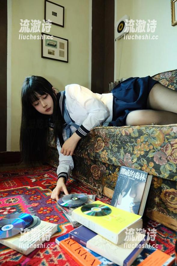 白莉爱吃巧克力私拍的闺房JK，究竟有多少“巧合”？-流澈诗