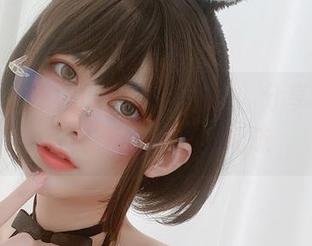 眼酱大魔王w的肉丝连衣裙：分享这份‘写实’的美丽与玩味