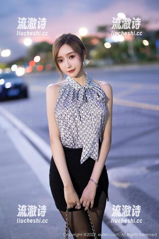 秀人网 - 在王曼柔的连体衣写真集中，你能领略到禁忌的美感，当然还有一点尴尬。-流澈诗