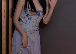 秀人网 - 又来啦！糖糖的最新图包，美脚展示现场，让人不忍心移开眼睛吧？
