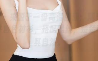 秀人网 - 来源于一份高清图册：糯美子mini这件粉色衬衫，搭配黑丝，楚楚动人何其自然。