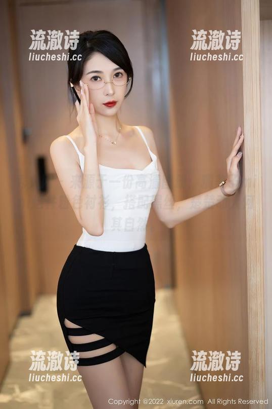 秀人网 - 来源于一份高清图册：糯美子mini这件粉色衬衫，搭配黑丝，楚楚动人何其自然。-流澈诗