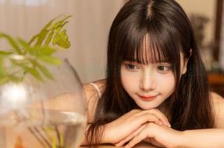 私拍套图里，秋山AkI的妹妹活像从漫画里走出来的角色！