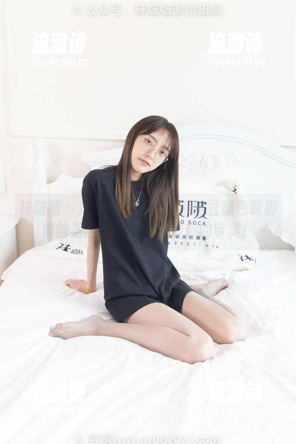 袜啵啵 - 姑娘们注意啦！小甜豆黑色踩脚裤的美图，可能会颠覆你的审美！-流澈诗