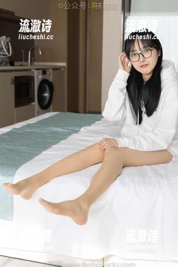 袜啵啵 - 黑白之间稚予定制图集，处理得真好——好得让我想喝杯奶茶！-流澈诗