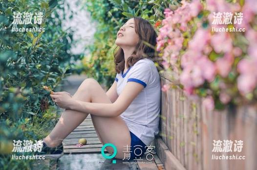 青豆客 - 图库里的Yumi尤美：教室与飞舞的笔记本-流澈诗