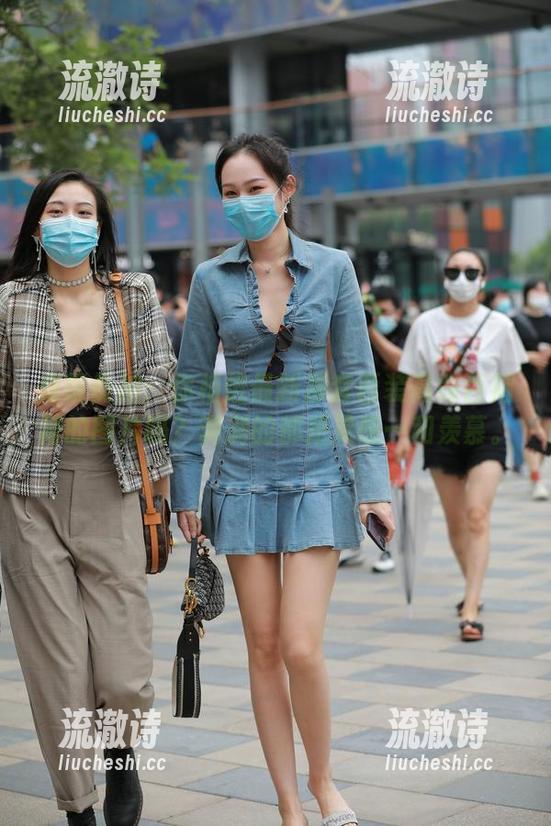 魔镜街拍：你相信最新那套西装高跟百褶裙的图片吗？满满的都是灵感…和羡慕。-流澈诗